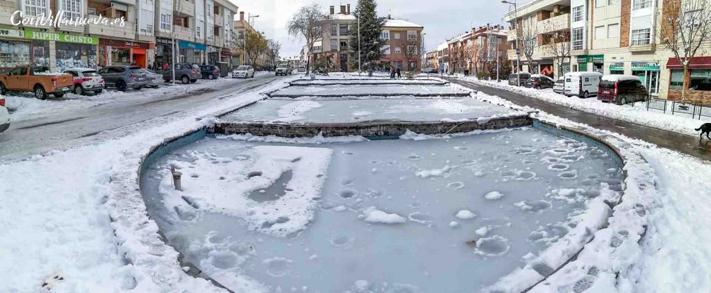 Fuente de Calle Cristo congelada durante Filomena en Villanueva de la Cañada